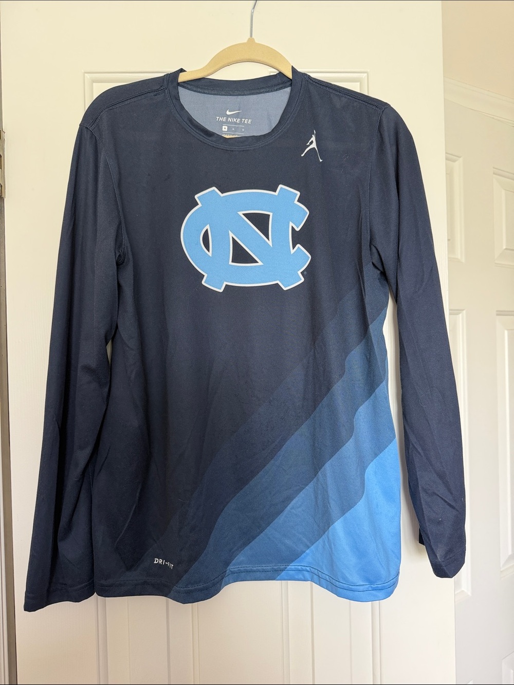 Nike Men’s Long Sleeve North Carolina Tar Heels Navy and Carolina Blue Shirt